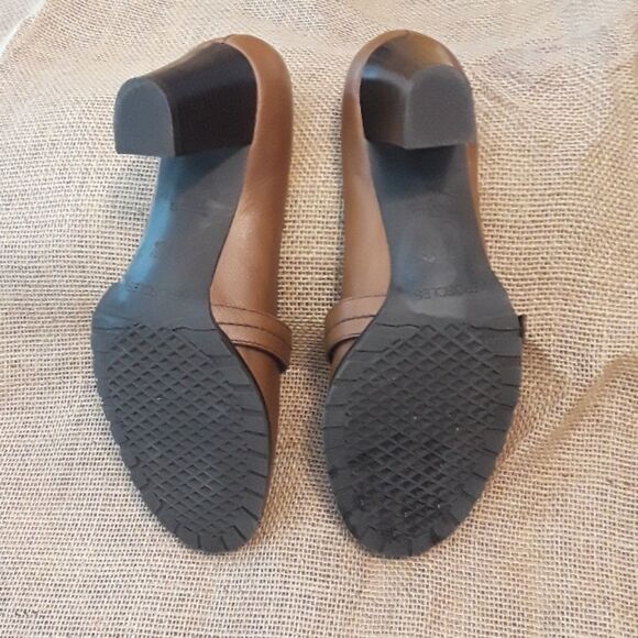 Nwot Aerosoles 8 1/2 B Leather High Heels - Picture 3 of 3